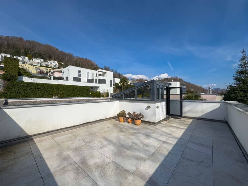 Moderne Villa mit Innenpool in Collina d’Oro (13)