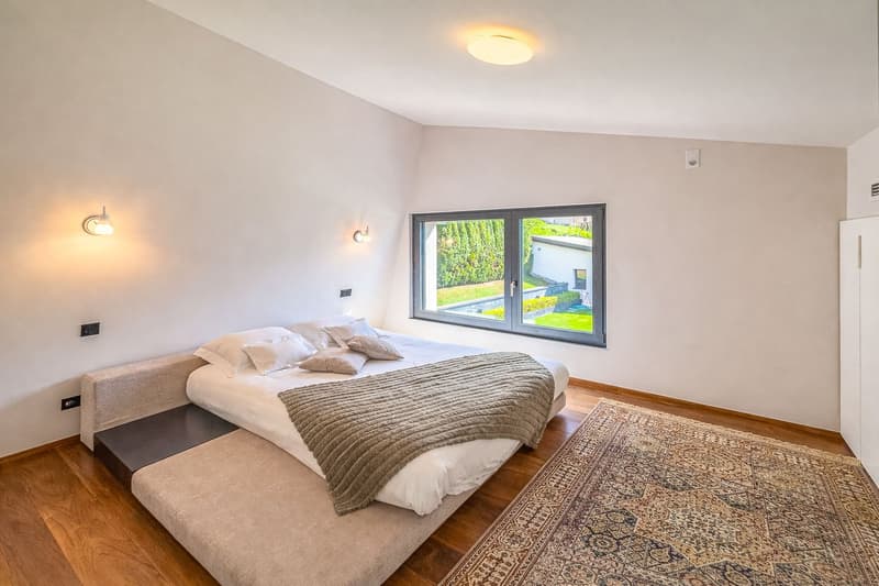 Splendid luxury villa with lake view, pool and private dock (15)