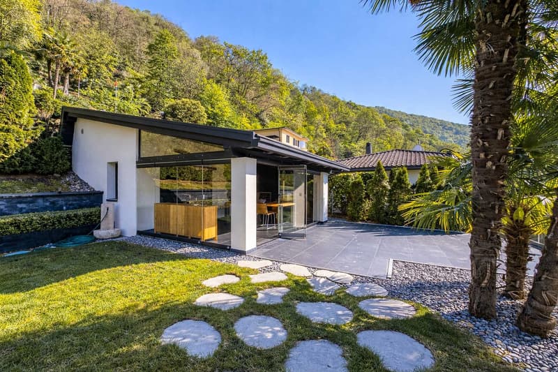 Splendid luxury villa with lake view, pool and private dock (23)