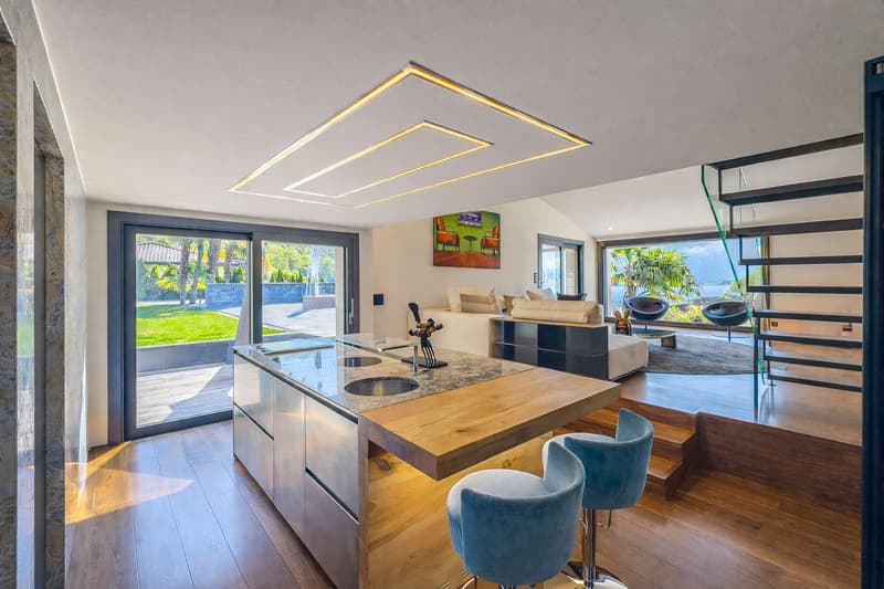 Splendid luxury villa with lake view, pool and private dock (2)