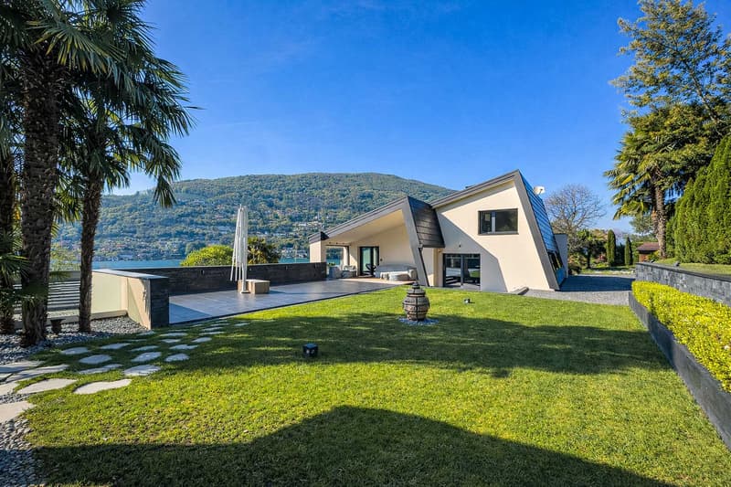 Splendid luxury villa with lake view, pool and private dock (22)