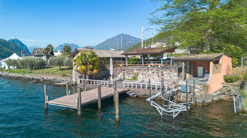 Splendid luxury villa with lake view, pool and private dock (25)