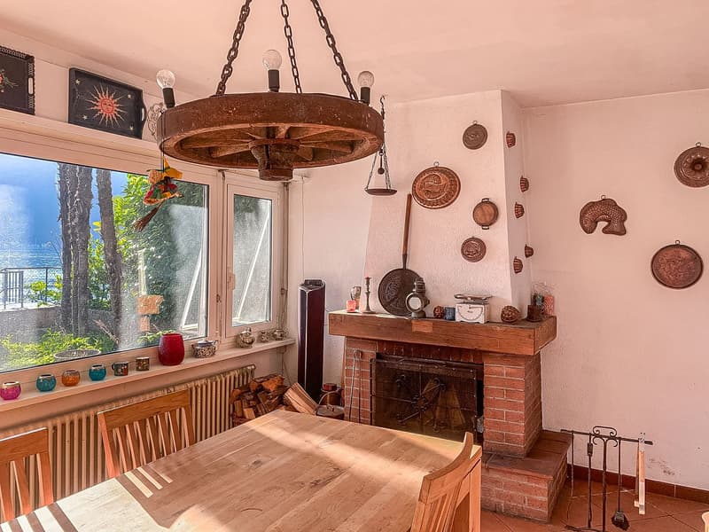 Villa directly on the lake with private boat moorings (9)