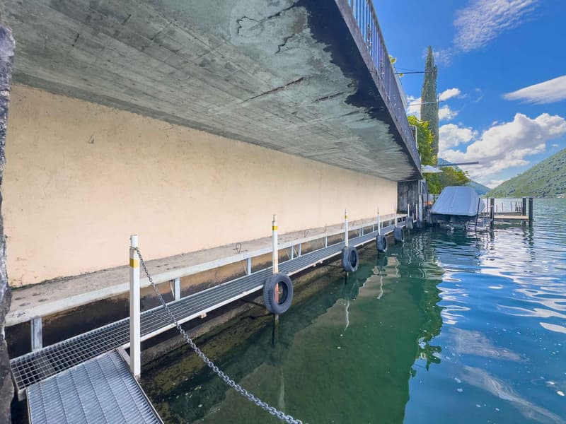Villa directly on the lake with private boat moorings (14)