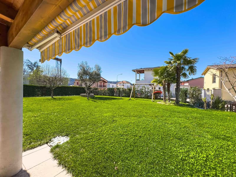 Casa bifamiliare con grande giardino a Morbio Inferiore (14)