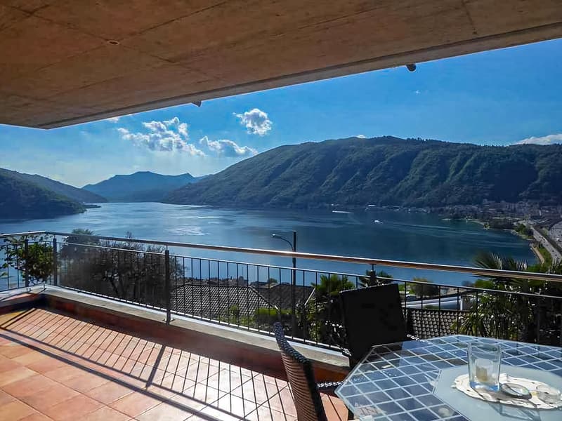 Villa in Reihe mit herrlicher Seesicht in Bissone (1)
