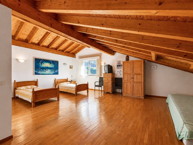 Casa unifamiliare con grande giardino a Gentilino (12)