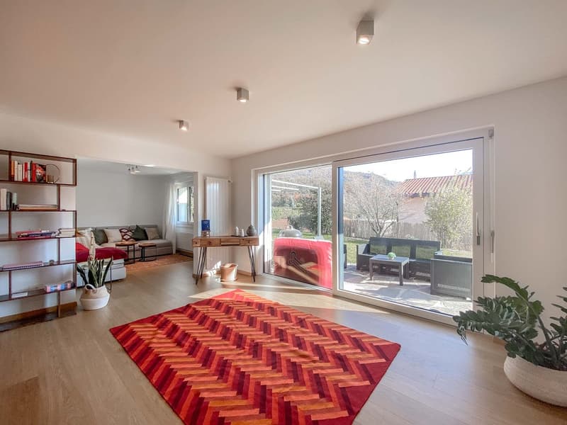 Grande casa con giardino e vista aperta (2)