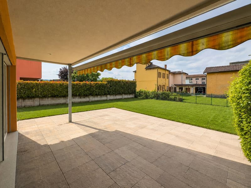 Villetta a schiera di testa con ampio giardino a Ligornetto (7)
