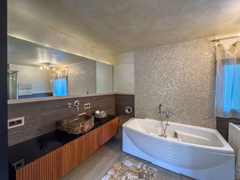 Moderna villa con piscina interna a Collina d’Oro (8)
