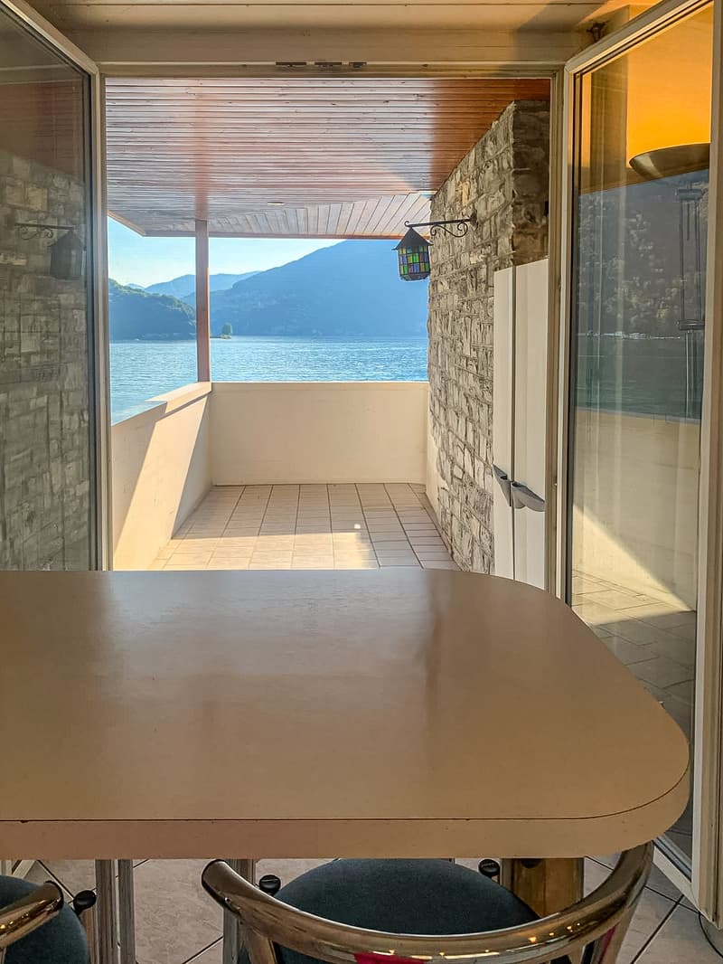 Villa direttamente sul lago con posti barca privati (4)