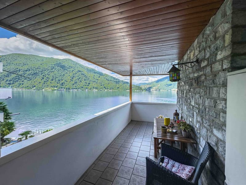 Villa direttamente sul lago con posti barca privati (6)