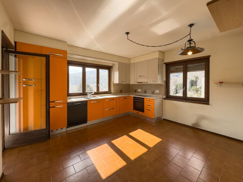 Casa con tre appartamenti vista lago a Ponte Tresa (3)