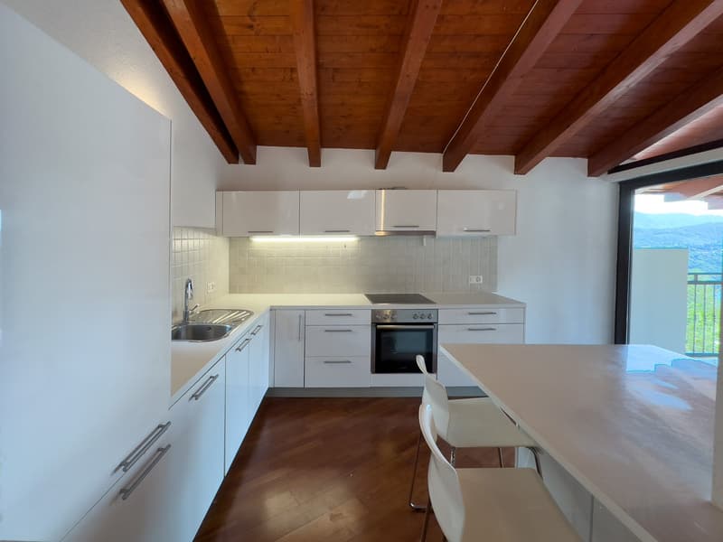 Casa ristrutturata con due appartamenti e vista lago (2)