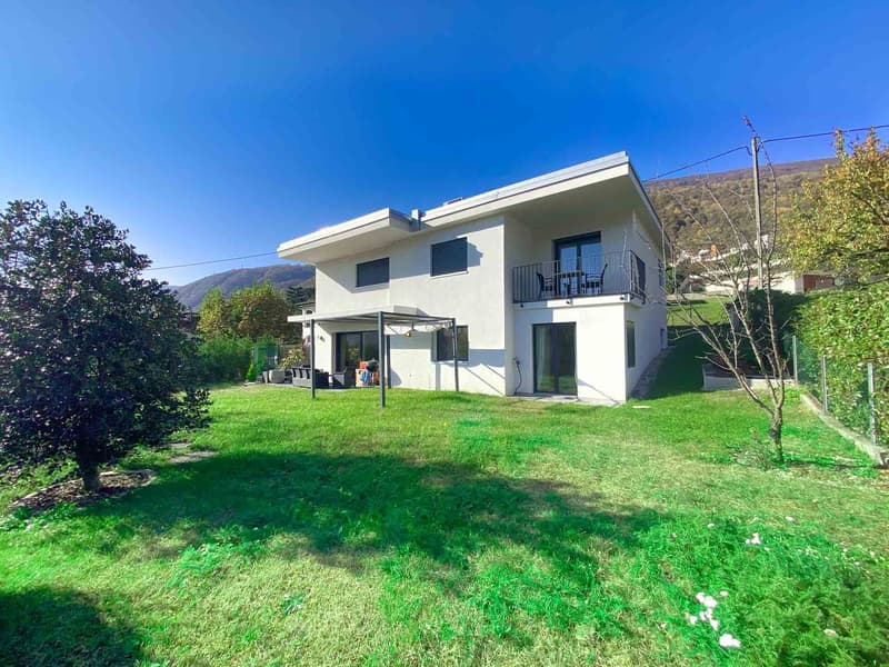 Grande casa con giardino e vista aperta (5)