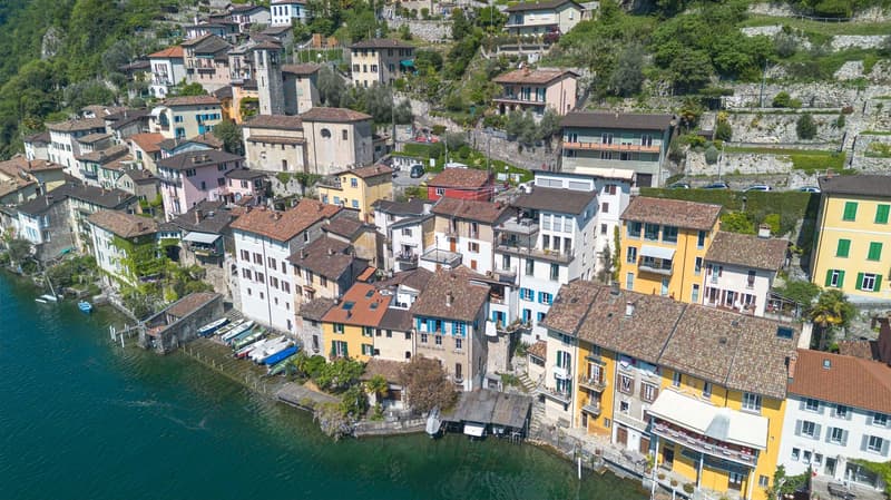 Casa fronte lago da ristrutturare e con progetto approvato a Gandria (1)