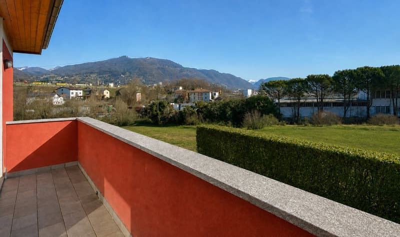 Casa unifamiliare con giardino e piscina (6)