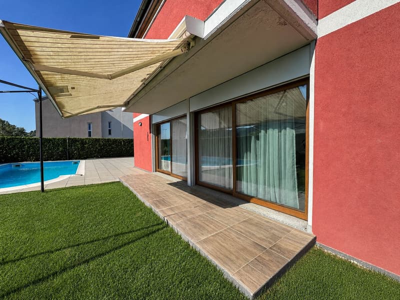 Casa unifamiliare con giardino e piscina (8)