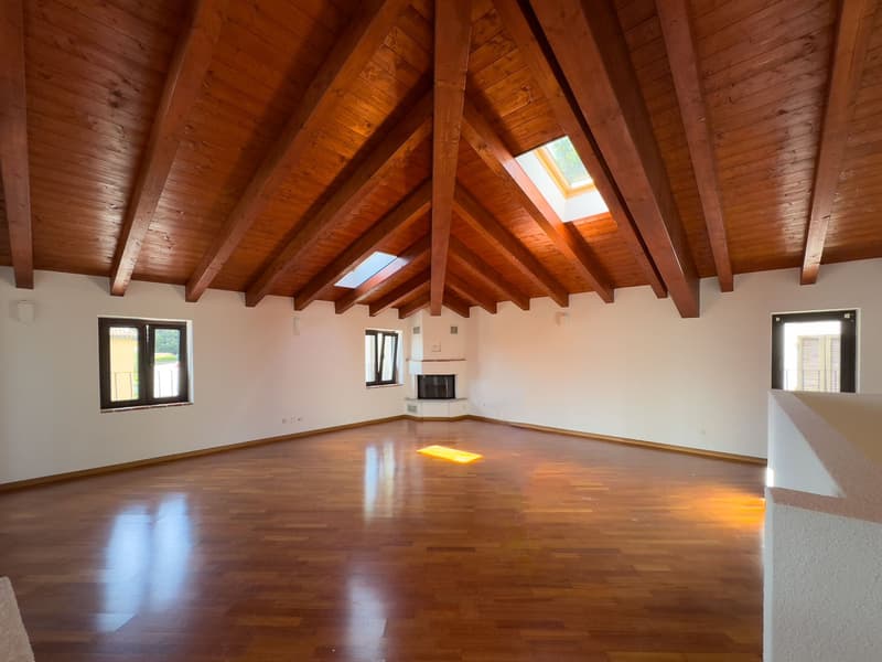 Casa ristrutturata con due appartamenti e vista lago (1)