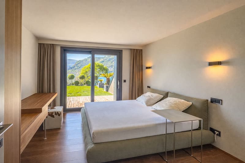 Splendida villa di lusso vista lago con piscina e darsena (9)