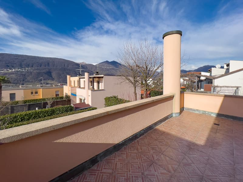 Villetta a schiera di testa con vista aperta a Vezia (9)
