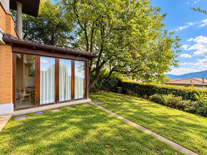 Villa con ampio giardino a Vacallo (8)