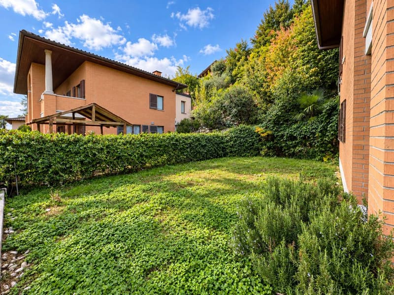 Villa con ampio giardino a Vacallo (7)