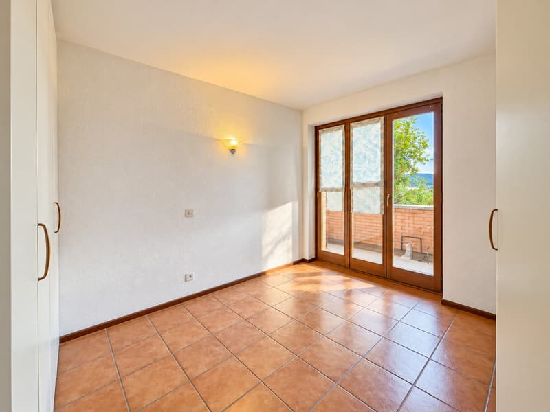 Villa con ampio giardino a Vacallo (11)