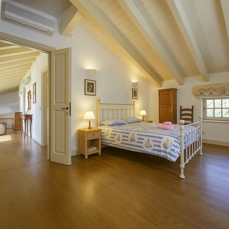 Villa elegante con bel parco e piscina privata in posizione tranquilla e soleggiata (12)