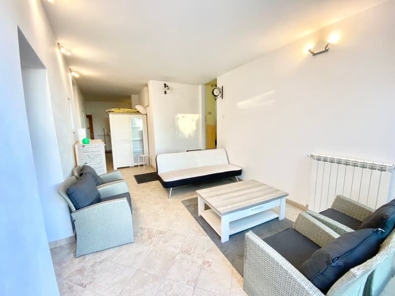Grande e rinnovata casa di villaggio in posizione tranquilla e soleggiata con vista lago (6)