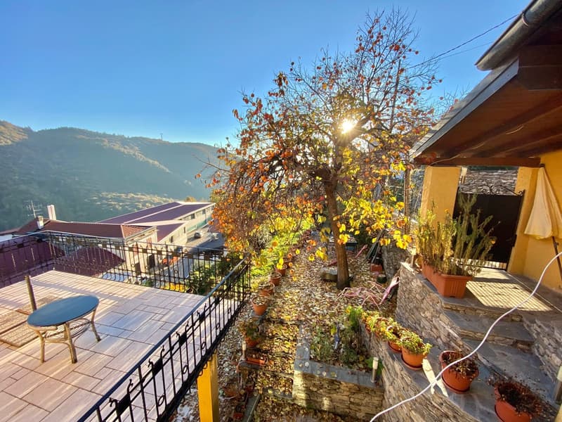 Grande e rinnovata casa di villaggio in posizione tranquilla e soleggiata con vista lago (18)