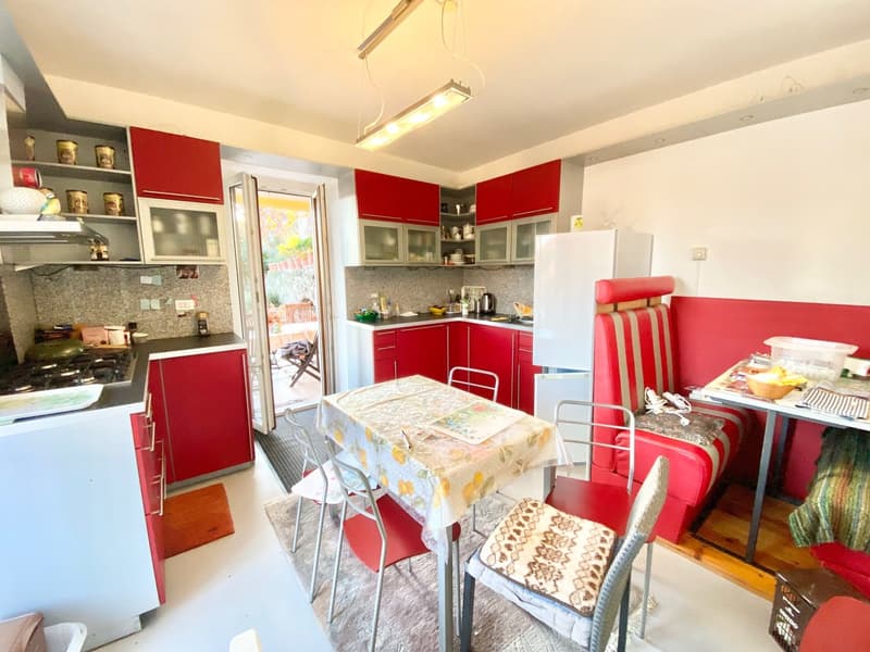 Grande e rinnovata casa di villaggio in posizione tranquilla e soleggiata con vista lago (12)