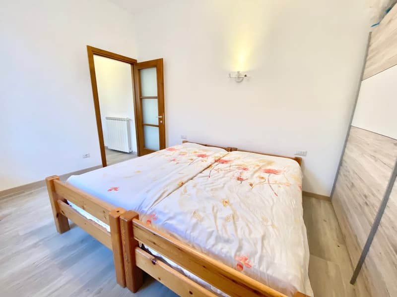 Grande e rinnovata casa di villaggio in posizione tranquilla e soleggiata con vista lago (8)