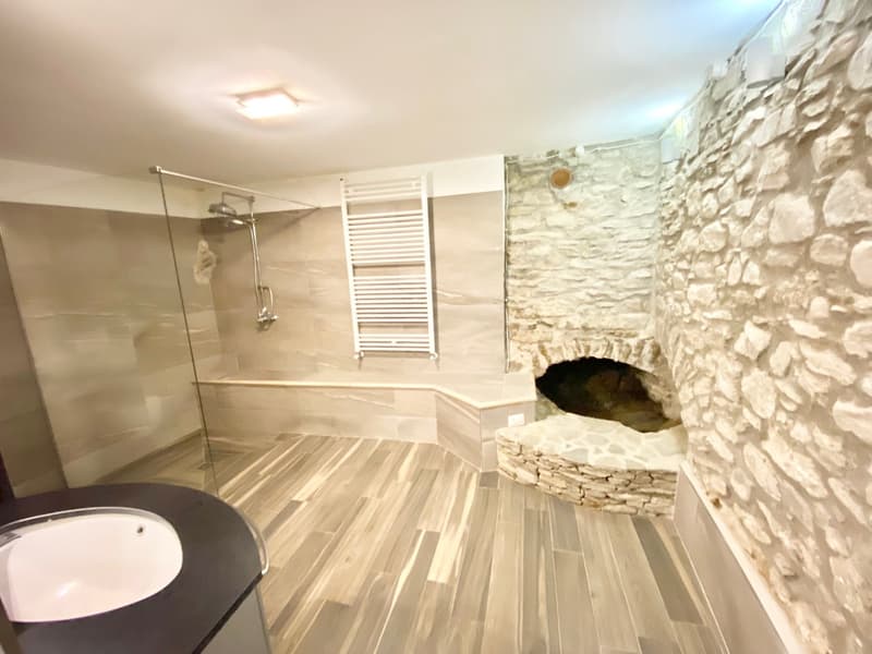 Grande e rinnovata casa di villaggio in posizione tranquilla e soleggiata con vista lago (10)