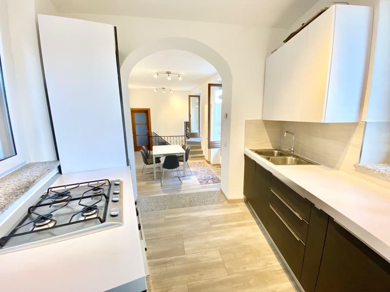 Grande e rinnovata casa di villaggio in posizione tranquilla e soleggiata con vista lago (2)
