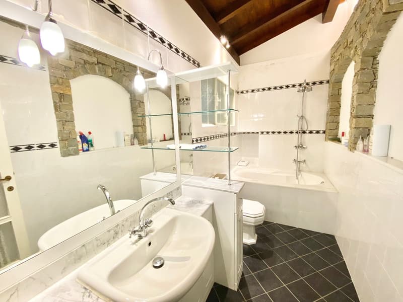 Grande e rinnovata casa di villaggio in posizione tranquilla e soleggiata con vista lago (15)
