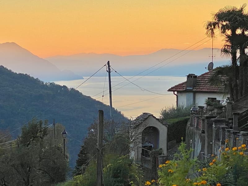 Grande e rinnovata casa di villaggio in posizione tranquilla e soleggiata con vista lago (22)