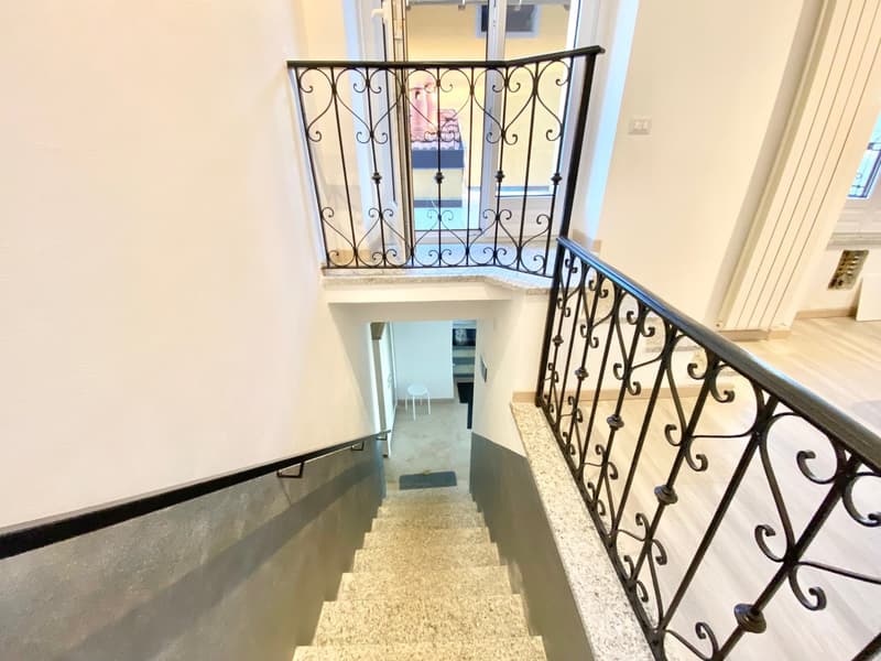 Grande e rinnovata casa di villaggio in posizione tranquilla e soleggiata con vista lago (16)