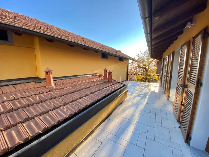 Grande e rinnovata casa di villaggio in posizione tranquilla e soleggiata con vista lago (19)