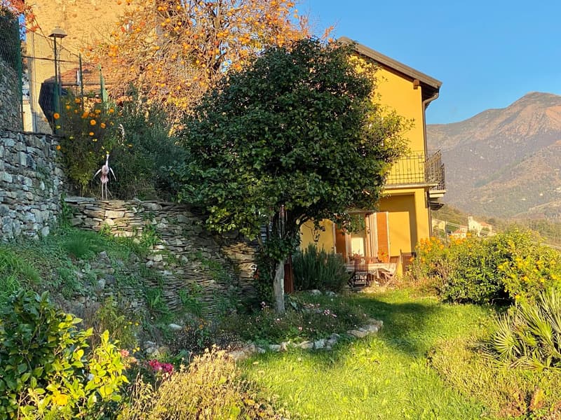 Grande e rinnovata casa di villaggio in posizione tranquilla e soleggiata con vista lago (20)