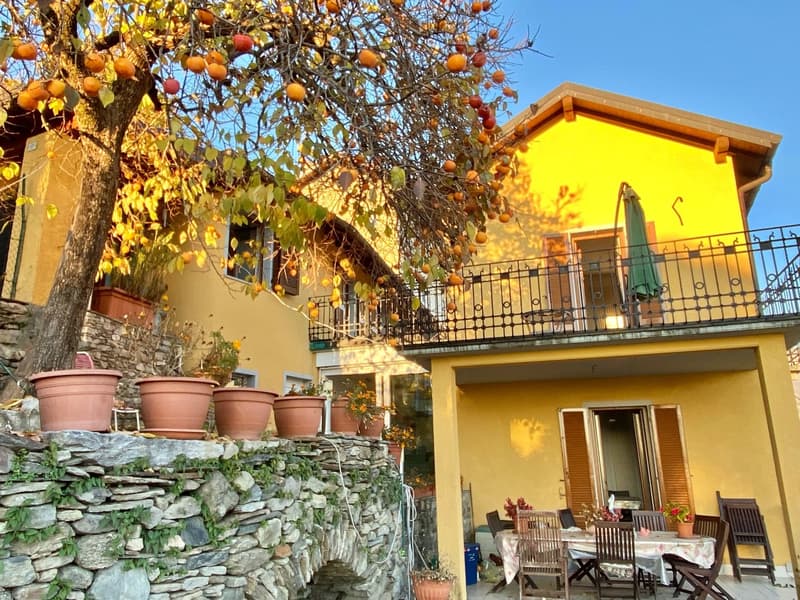 Grande e rinnovata casa di villaggio in posizione tranquilla e soleggiata con vista lago (21)