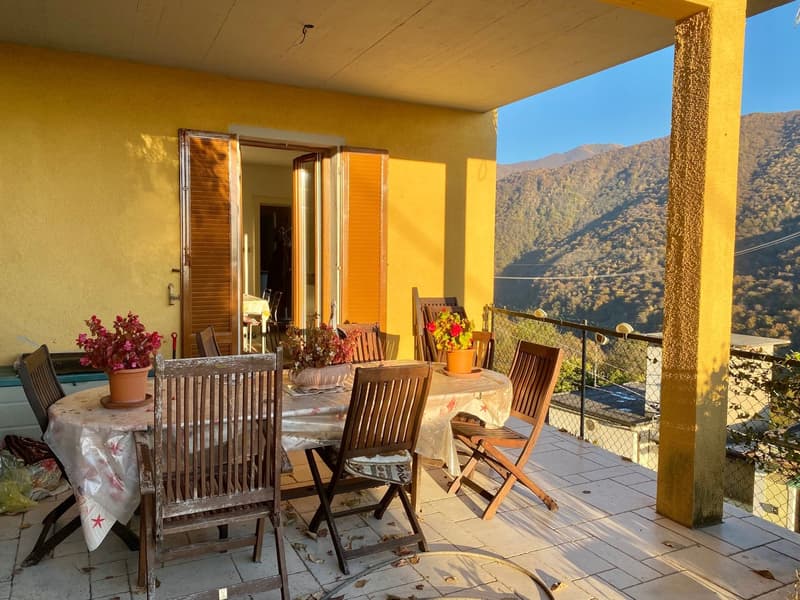 Grande e rinnovata casa di villaggio in posizione tranquilla e soleggiata con vista lago (17)