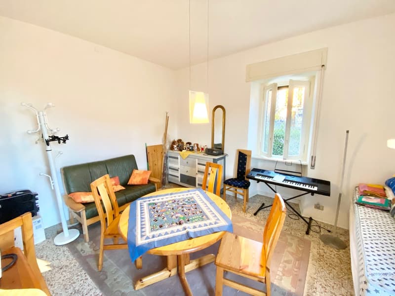 Grande e rinnovata casa di villaggio in posizione tranquilla e soleggiata con vista lago (13)