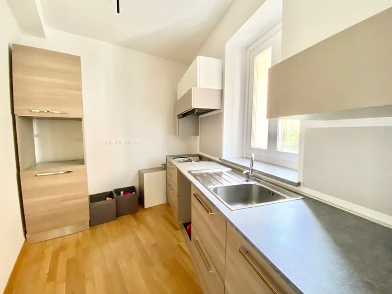 Appartamento di 4 locali completamente ristrutturato con vista unica sul lago, a soli 2 passi dalla spiaggia (7)