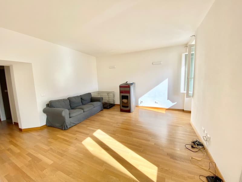 Appartamento di 4 locali completamente ristrutturato con vista unica sul lago, a soli 2 passi dalla spiaggia (3)
