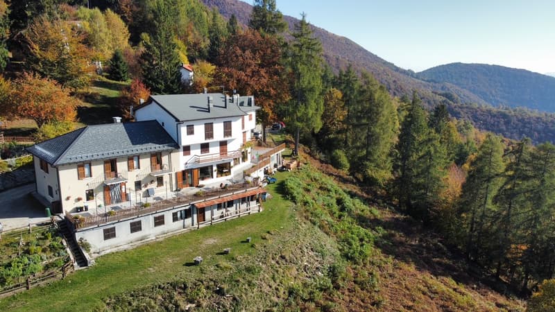 Ristorante con camere in posizione panoramica con vista sul lago da sogno e grande terreno (2)
