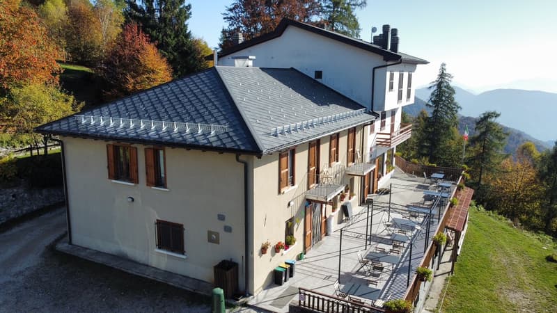 Ristorante con camere in posizione panoramica con vista sul lago da sogno e grande terreno (4)