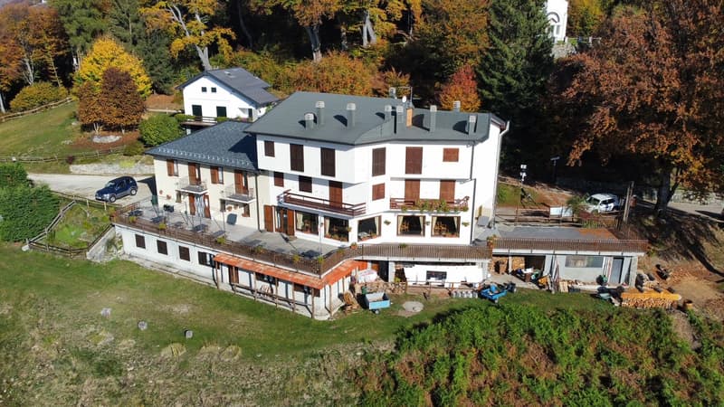 Ristorante con camere in posizione panoramica con vista sul lago da sogno e grande terreno (3)
