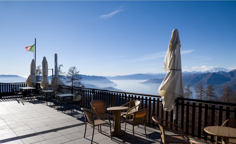 Ristorante con camere in posizione panoramica con vista sul lago da sogno e grande terreno (11)