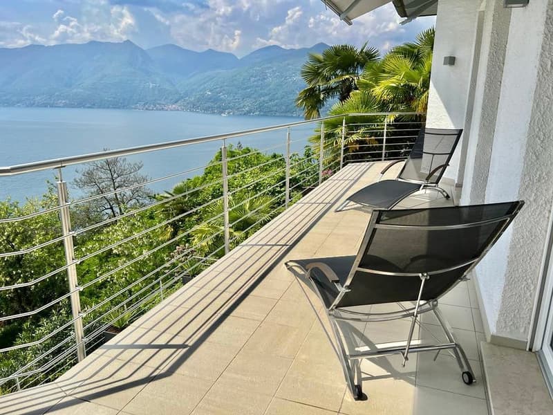 Villa da sogno di lusso in una posizione tranquilla e soleggiata a sud con piscina privata e vista mozzafiato sul lago (12)